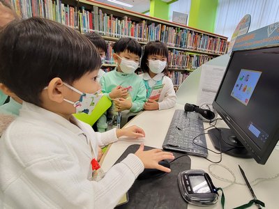 低班參觀圖書館